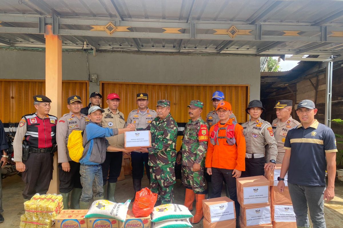 Polres Lampung Barat berikan bantuan kepada korban banjir