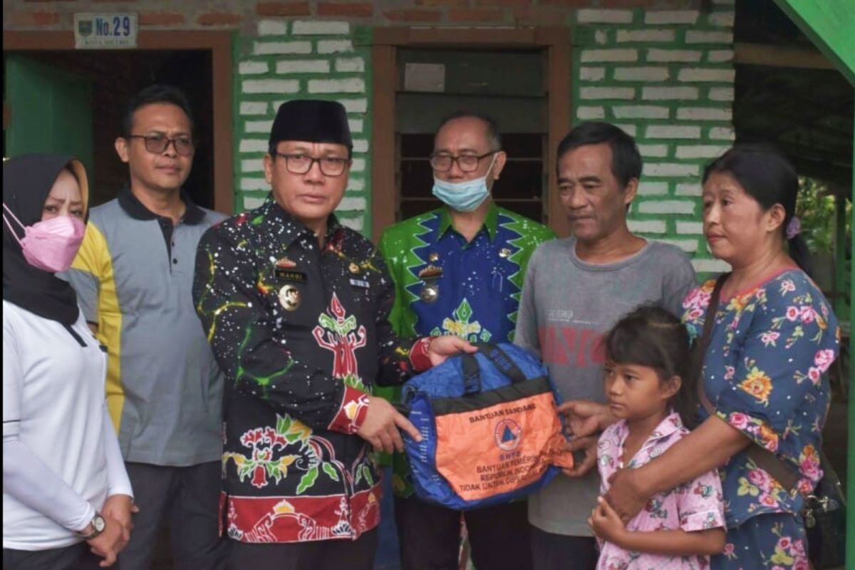 Wali Kota Metro beri bantuan korban rumah tersambar petir