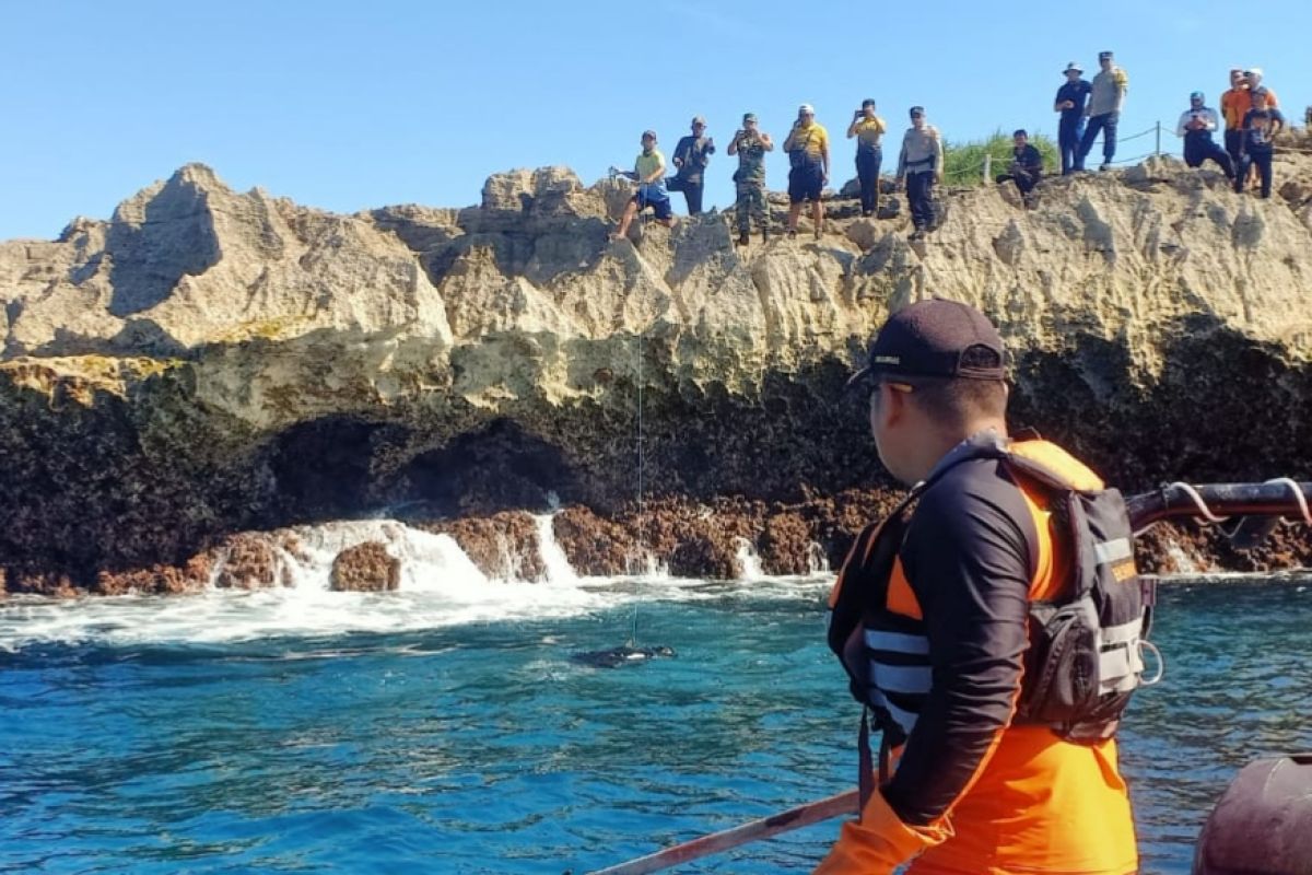 Tim SAR evakuasi jasad pria terapung di Devils Tear Nusa Lembongan