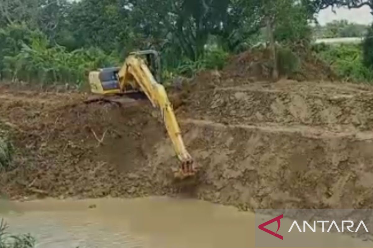 Pemkab Pamekasan lakukan pengerukan aliran sungai untuk cegah banjir