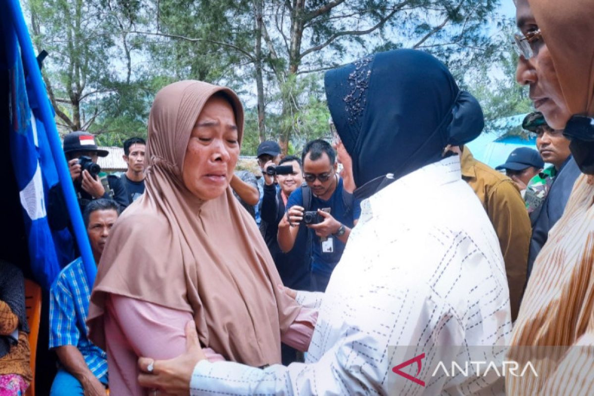 Menteri Risma kunjungi pengungsi korban tanah longsor di Serasan