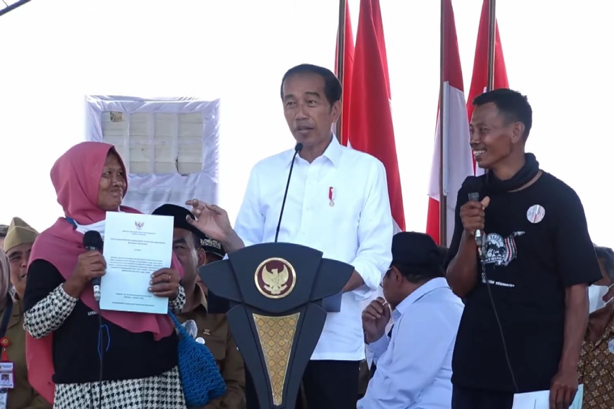 Presiden Joko Widodo serahkan 1.043 sertifikat tanah hingga bicara pupuk di Blora