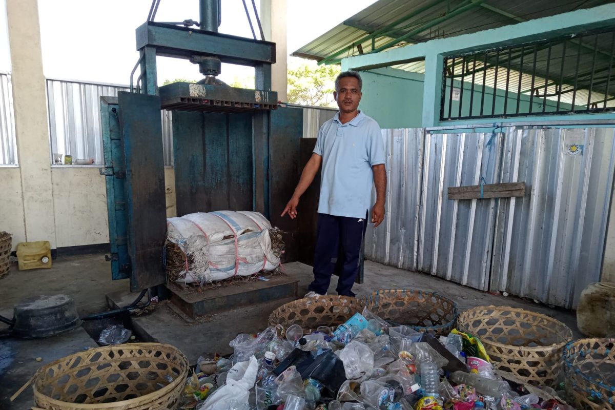 Bank Sampah Lisan Kota Mataram kekurangan sampah plastik