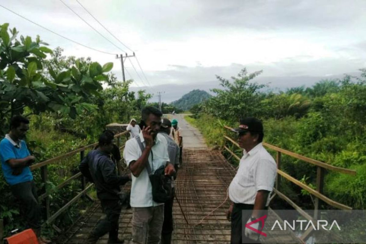 PT Mutiara Agam perbaiki jembatan lancarkan transportasi warga