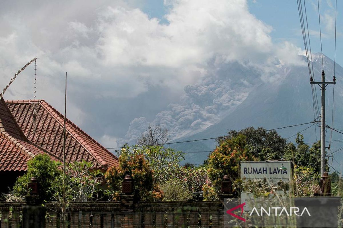 Masyarakat jauhi erupsi Gunung Merapi