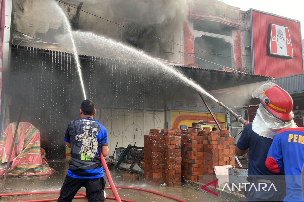 Toko bangunan di Pasar Beureunuen Pidie Aceh terbakar, tiga mobil pemadam dikerahkan