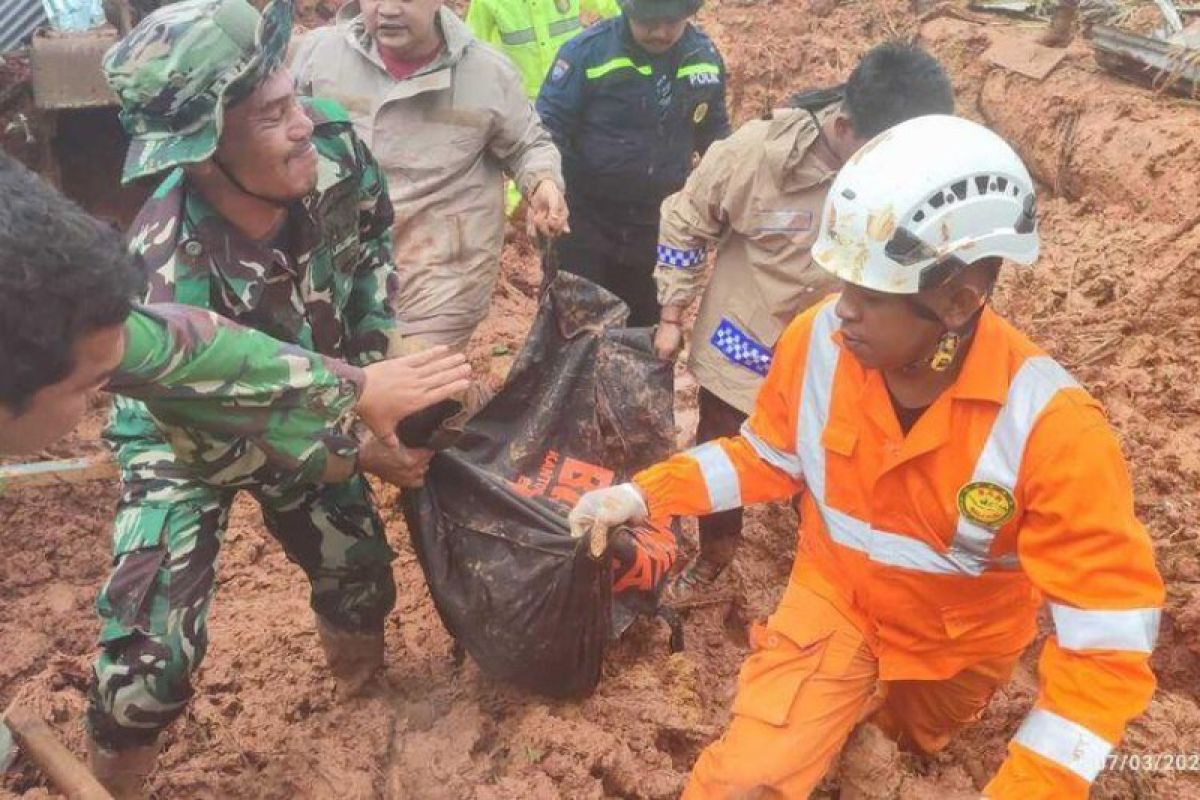 Jenazah korban longsor di Pulau Serasan Natuna langsung dikubur massal