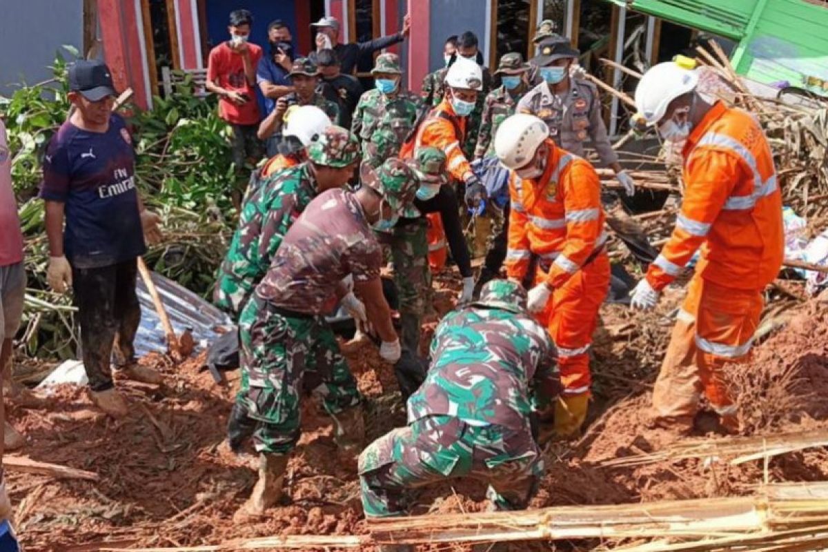 Prajurit TNI Kodam I/BB terus berjibaku cari korban longsor di Natuna