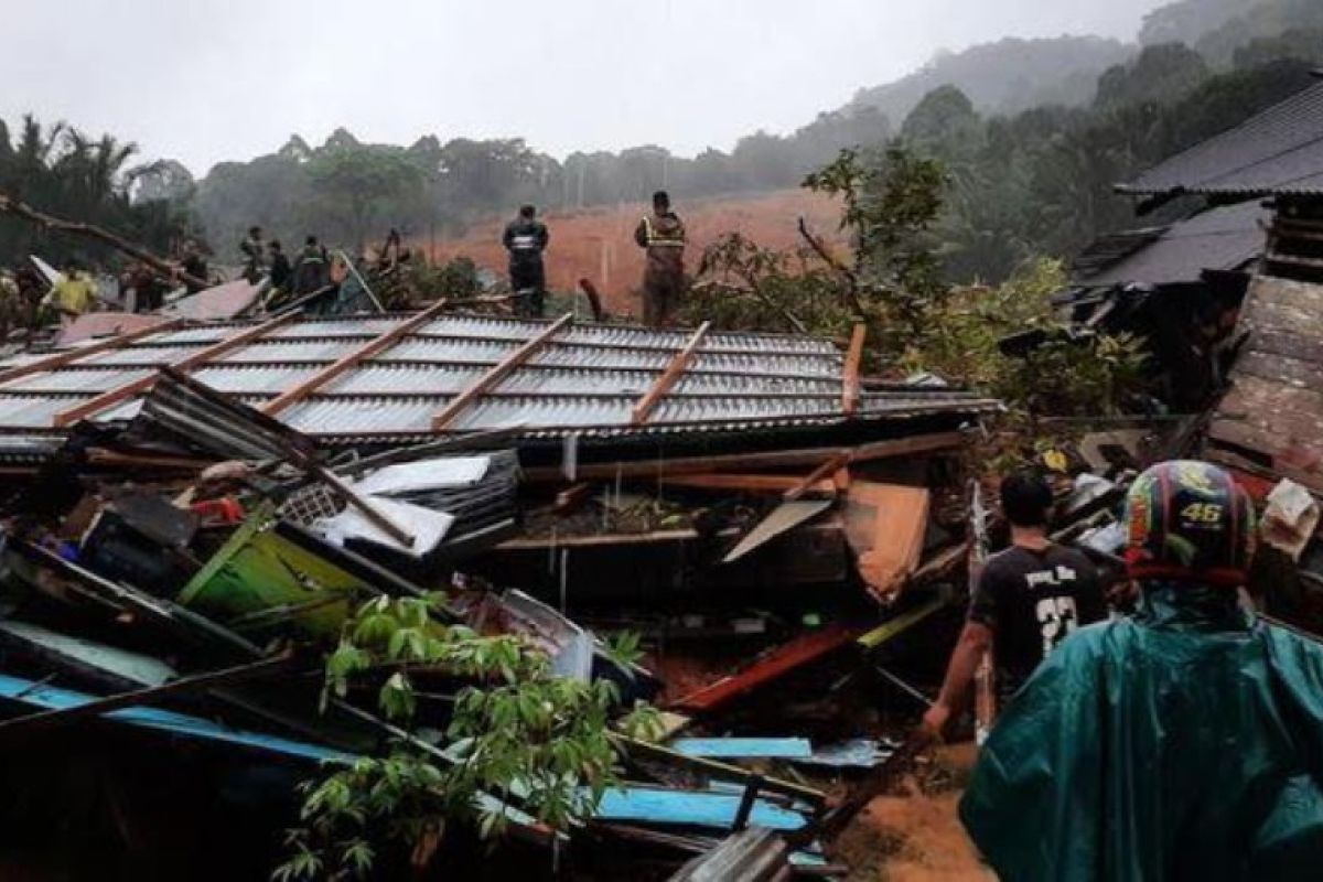 Pengungsi akibat tanah longsor di Natuna bertambah jadi 1.863 orang