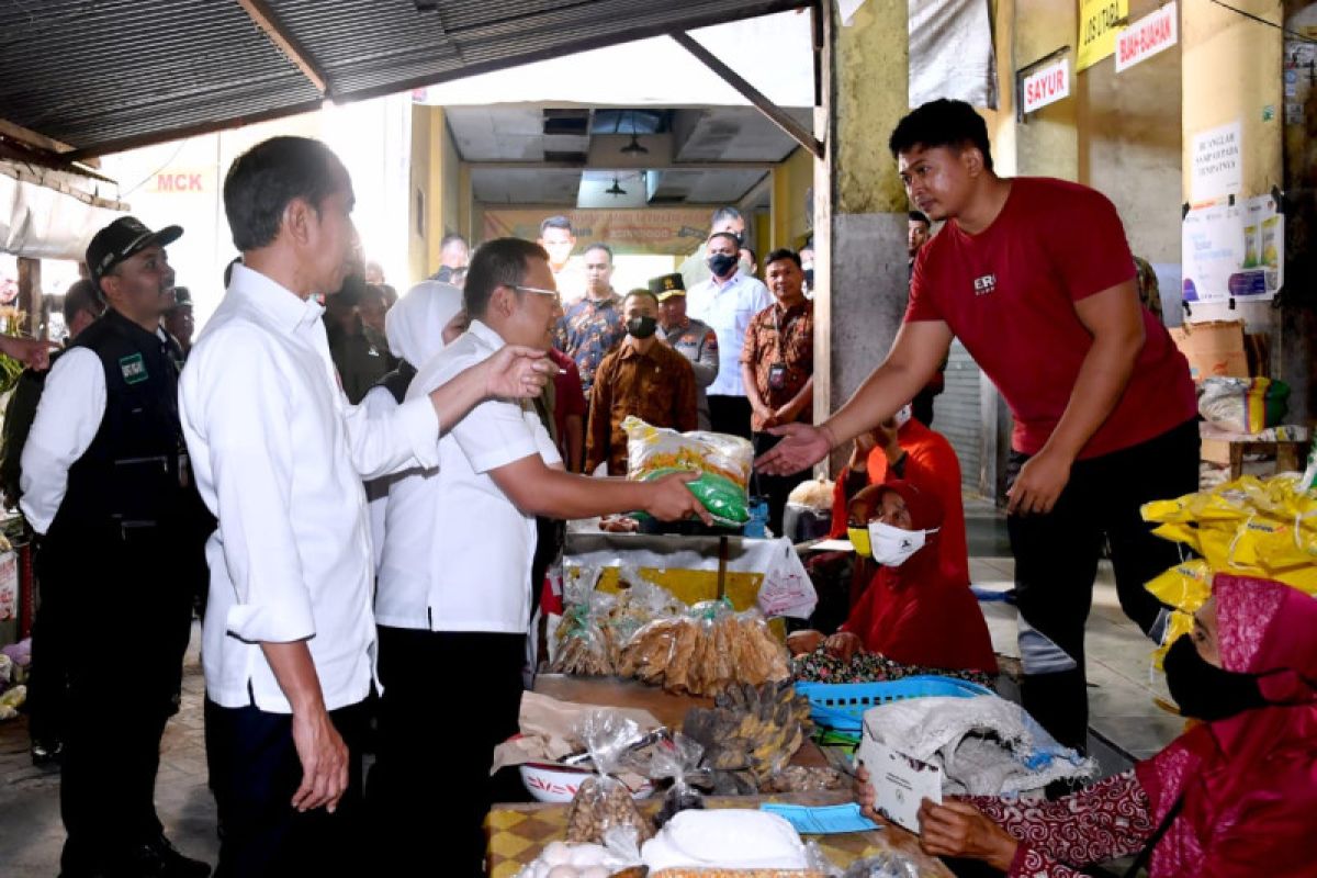 Presiden Jokowi mengecek harga kebutuhan pokok di Pasar Beran Ngawi