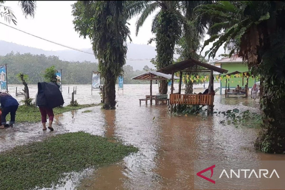Kebanjiran, peserta kemah Festival Sungai Subayang dievakuasi