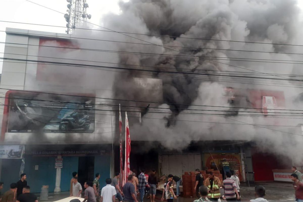 Kerugian kebakaran dua toko di Beureunuen Pidie ditaksir capai Rp800 juta