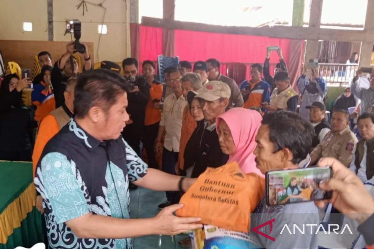 Korban banjir di Muaraenim mendapat bantuan bantuan Gubernur Sumsel