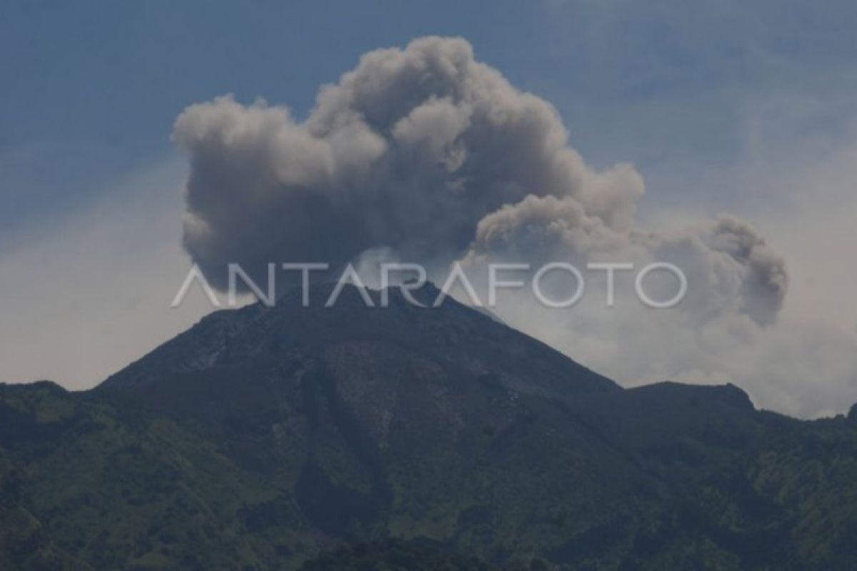 Jarak luncur guguran awan panas Merapi mencapai 4 kilometer