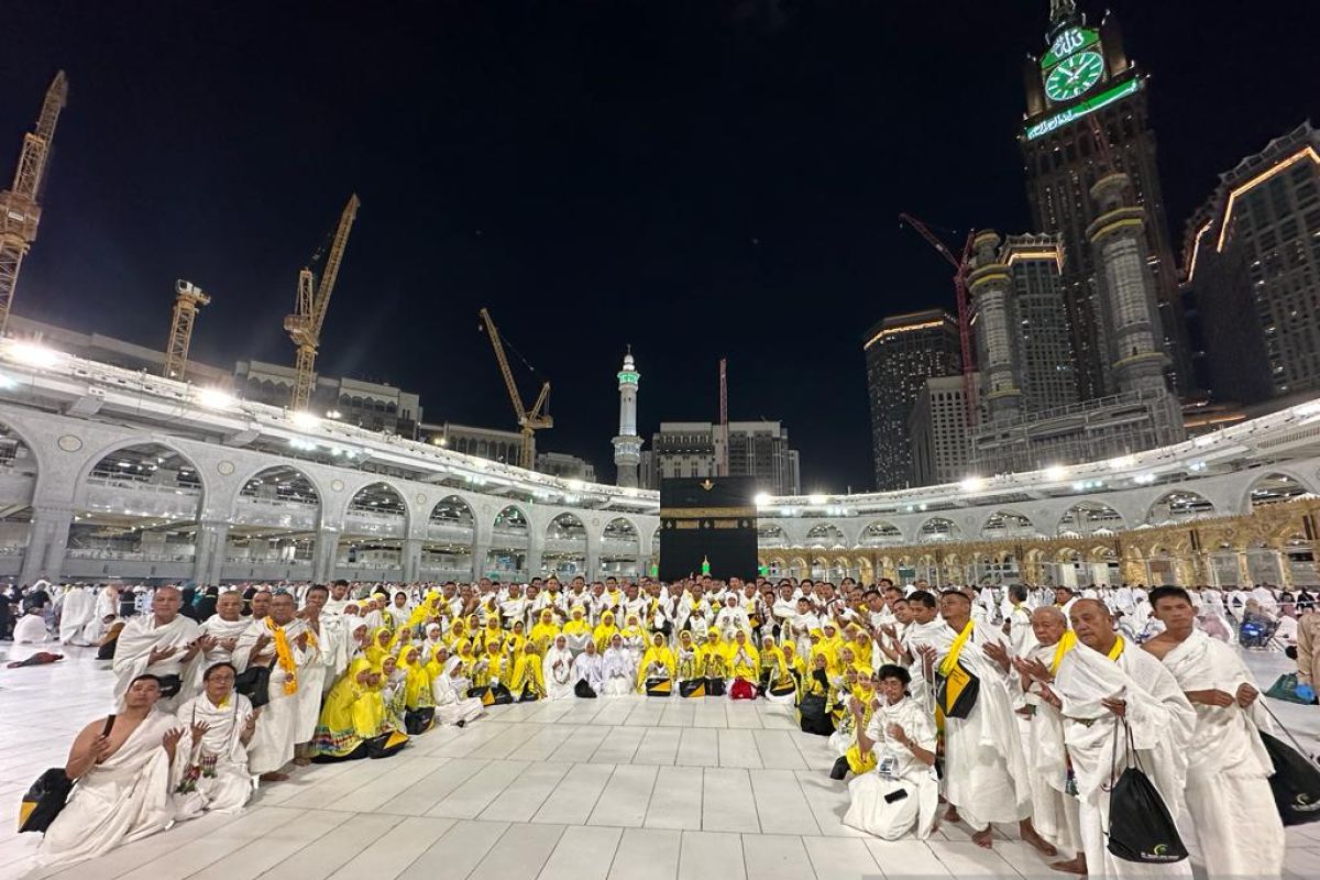 Melihat Kesibukan Bupati Romi Melayani Jamaah Umroh