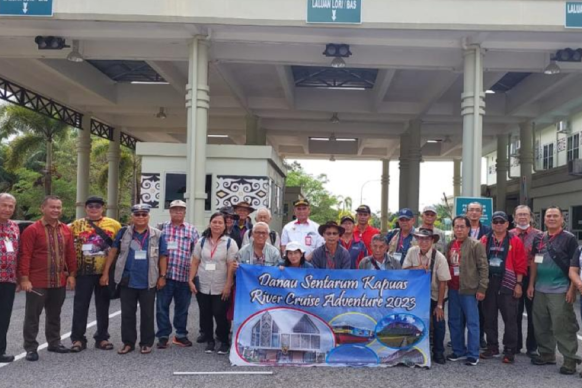 25 wisatawan Sarawak Malaysia jelajahi Sungai Kapuas Kalbar