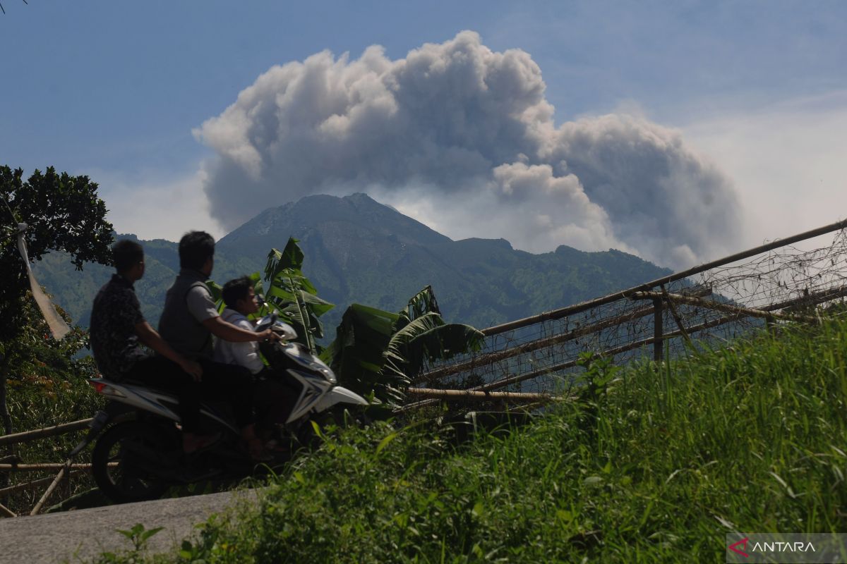 BPPTKG: Luncuran awan panas guguran dari Gunung Merapi akibat longsoran kubah lava