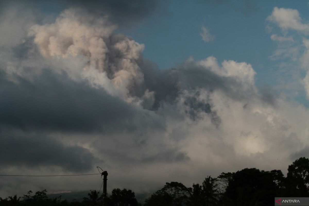 BPBD Magelang bagikan masker kepada warga terdampak letusan Merapi