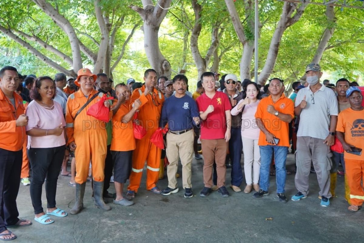 Petugas kebersihan Kota Kupang terima bantuan paket sembako