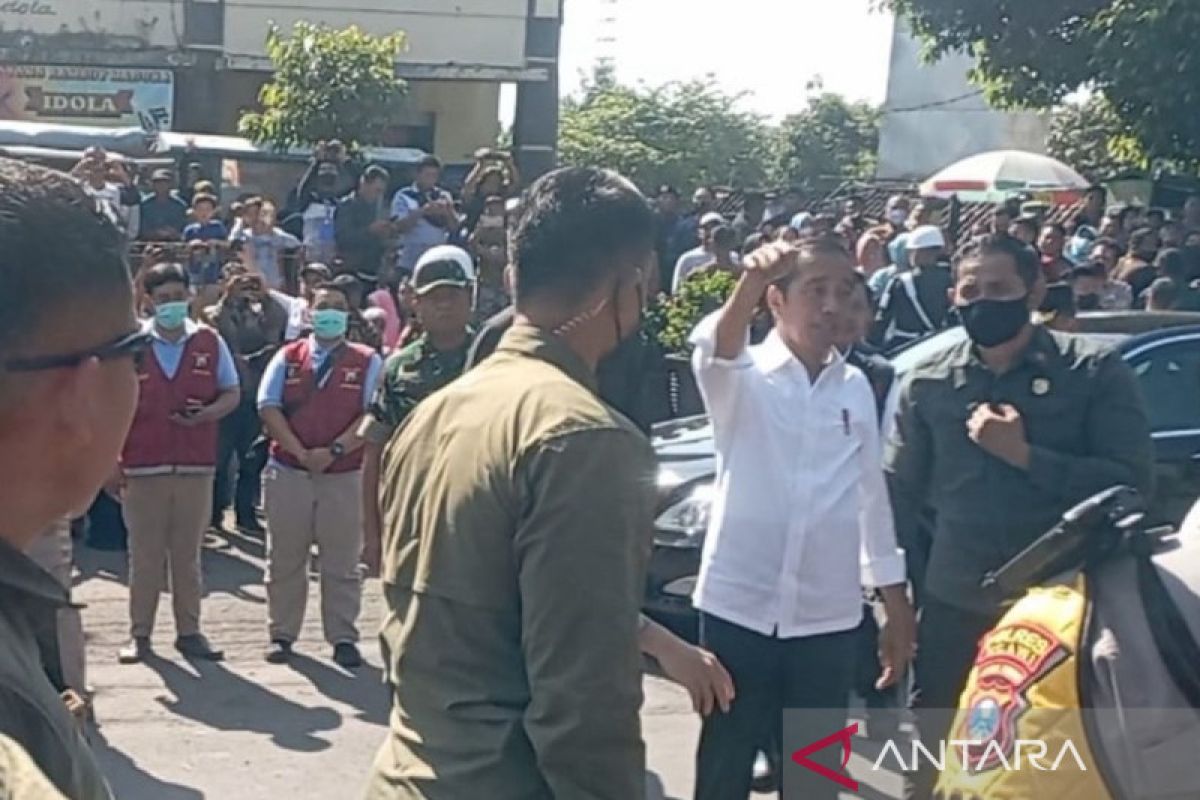 Presiden Joko Widodo cek stok dan harga bahan pangan di Pasar Beran Ngawi