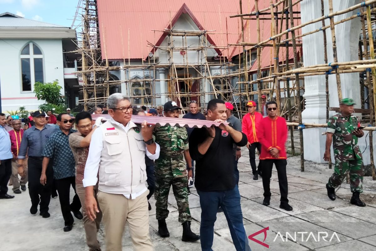 Bupati Malra ajak umat bersatu selesaikan pembangunan Gereja Katolik Langgur