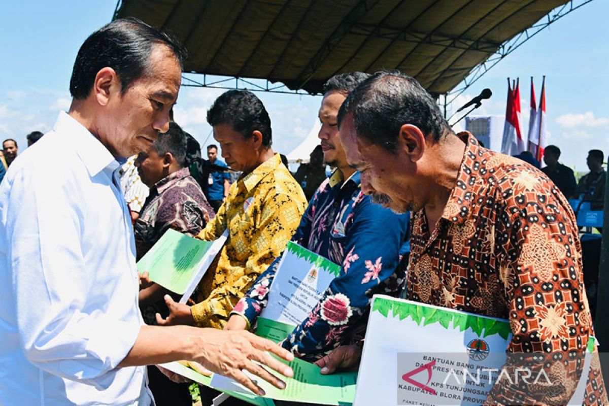 Jokowi Serahkan SK Perhutanan Sosial Di Blora