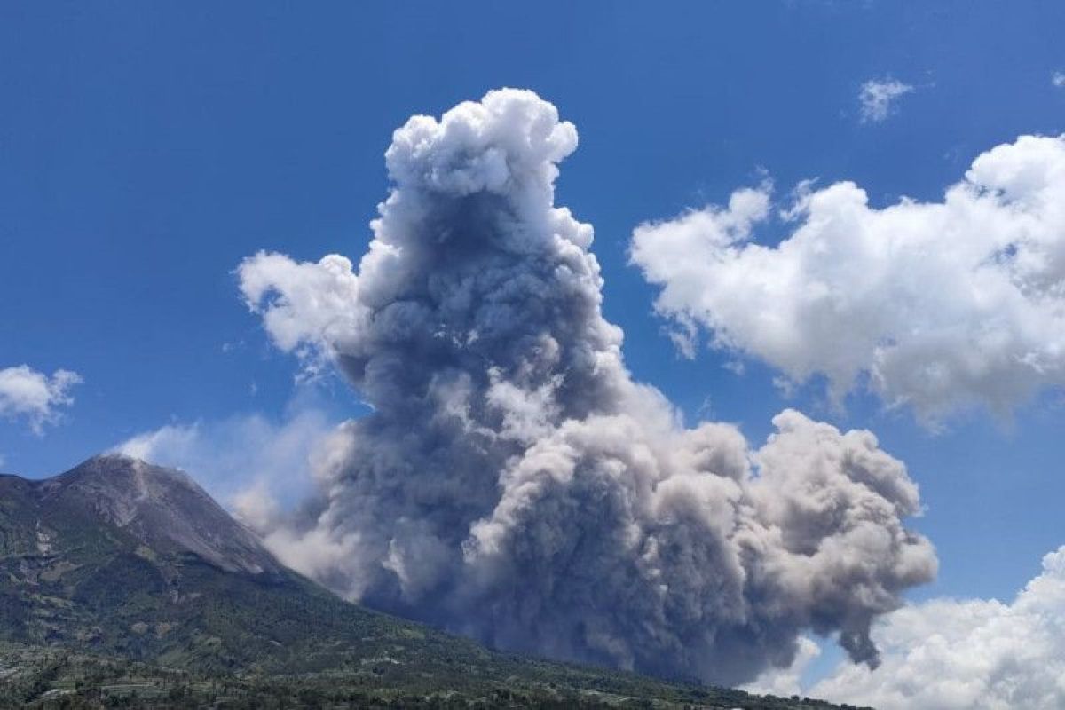 Gunung Merapi kembali mengeluarkan awan panas guguran ke arah Kali Bebeng