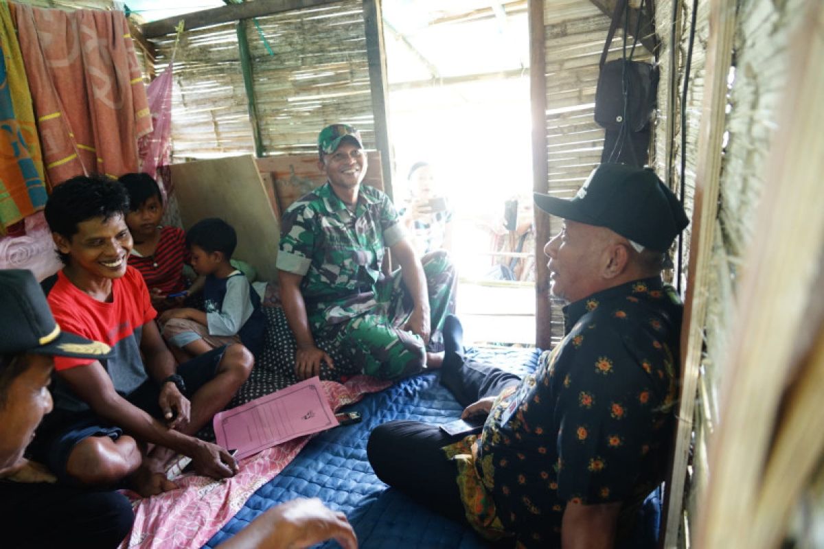 Tinggal di rumah pohon akibat banjir, warga Pati-Jateng diberi bantuan