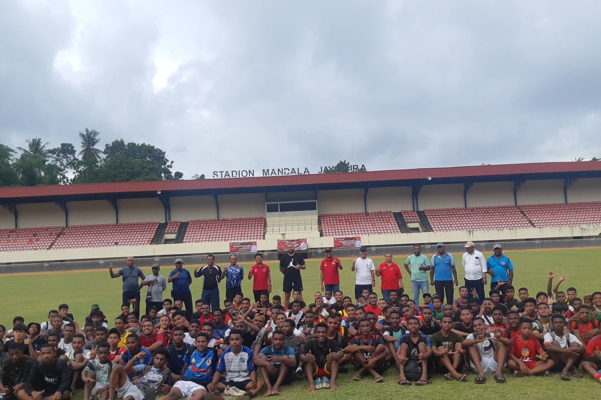 323 pesepak bola Papua ikut seleksi Garuda Select Kota Jayapura