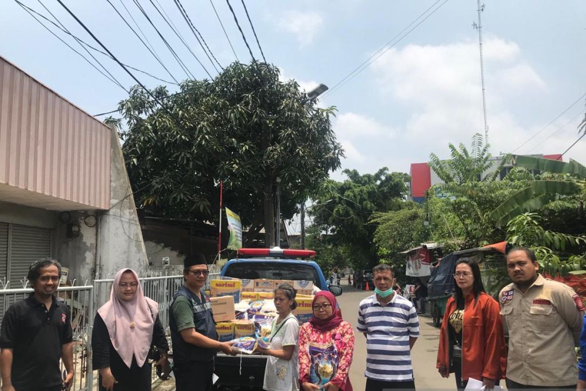 Dinsos Kota Tangerang salurkan bantuan makanan ke warga yang rumahnya roboh