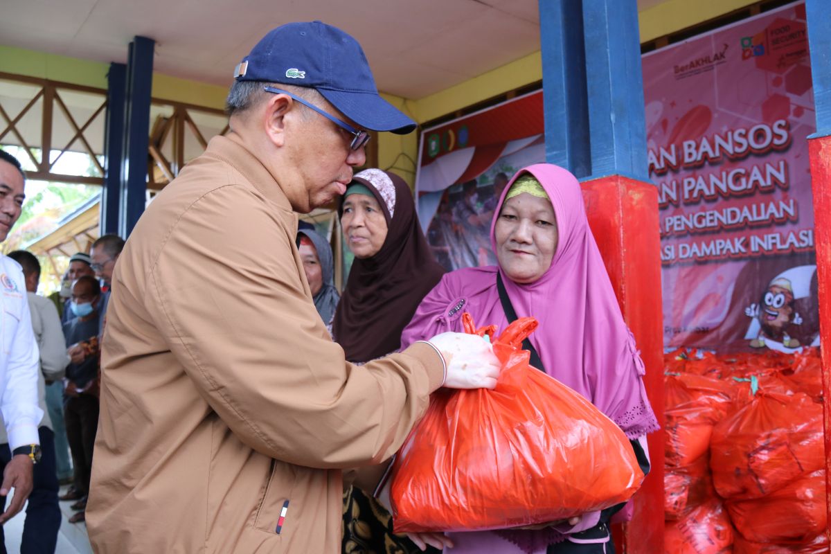 Sutarmidji serahkan 1.500 paket sembako untuk warga Kapuas Hulu