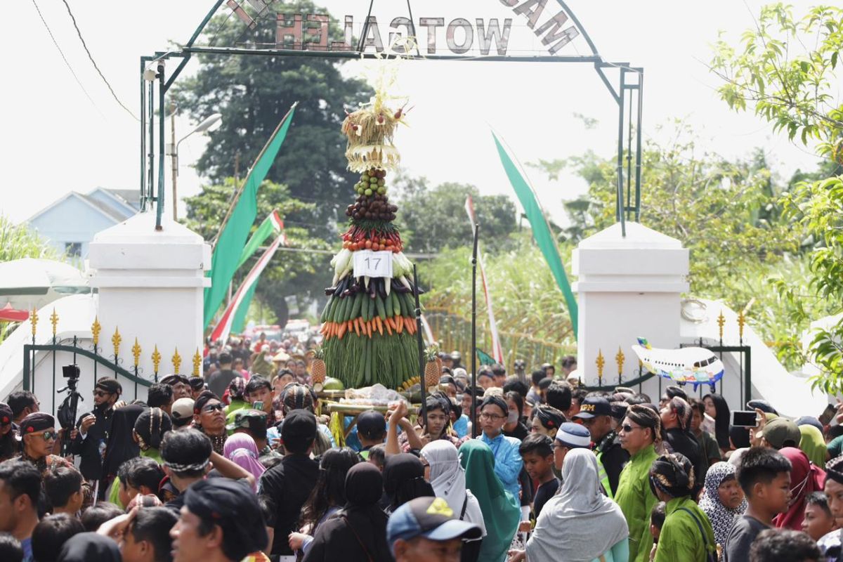 Ribuan warga ramaikan Kirab Budaya Sadranan Agung Wotgaleh di Sleman