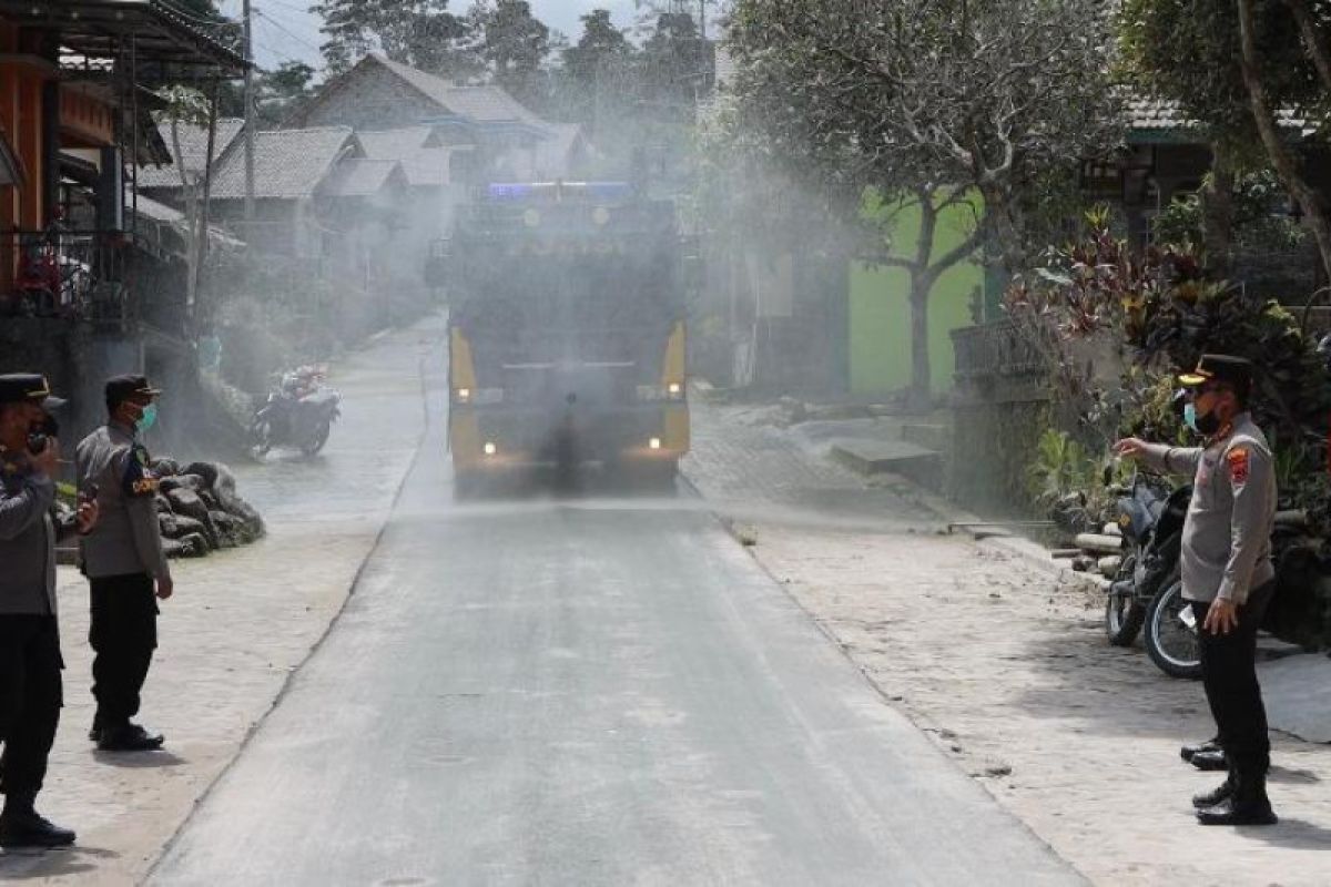Polisi bantu bersihkan jalan, dampak abu vulkanik pasca erupsi Merapi