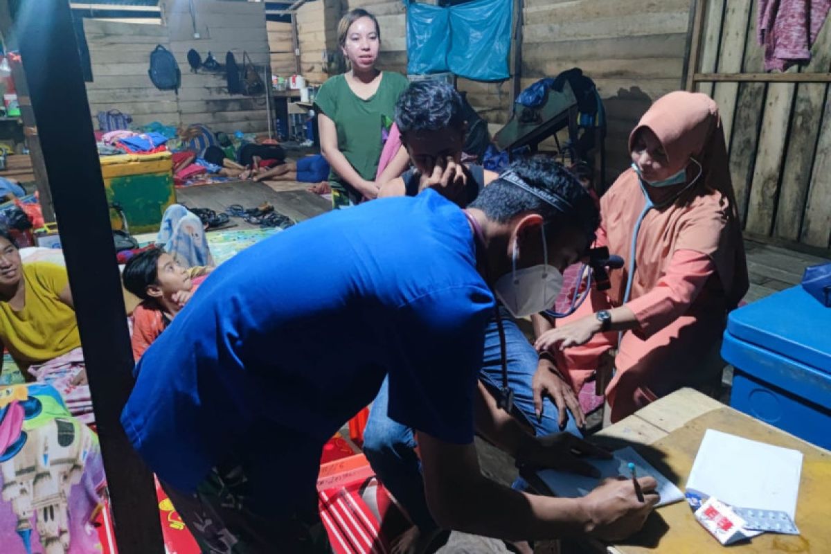 Satgas Medis RSA datangi rumah warga tempat pengungsi di Serasan