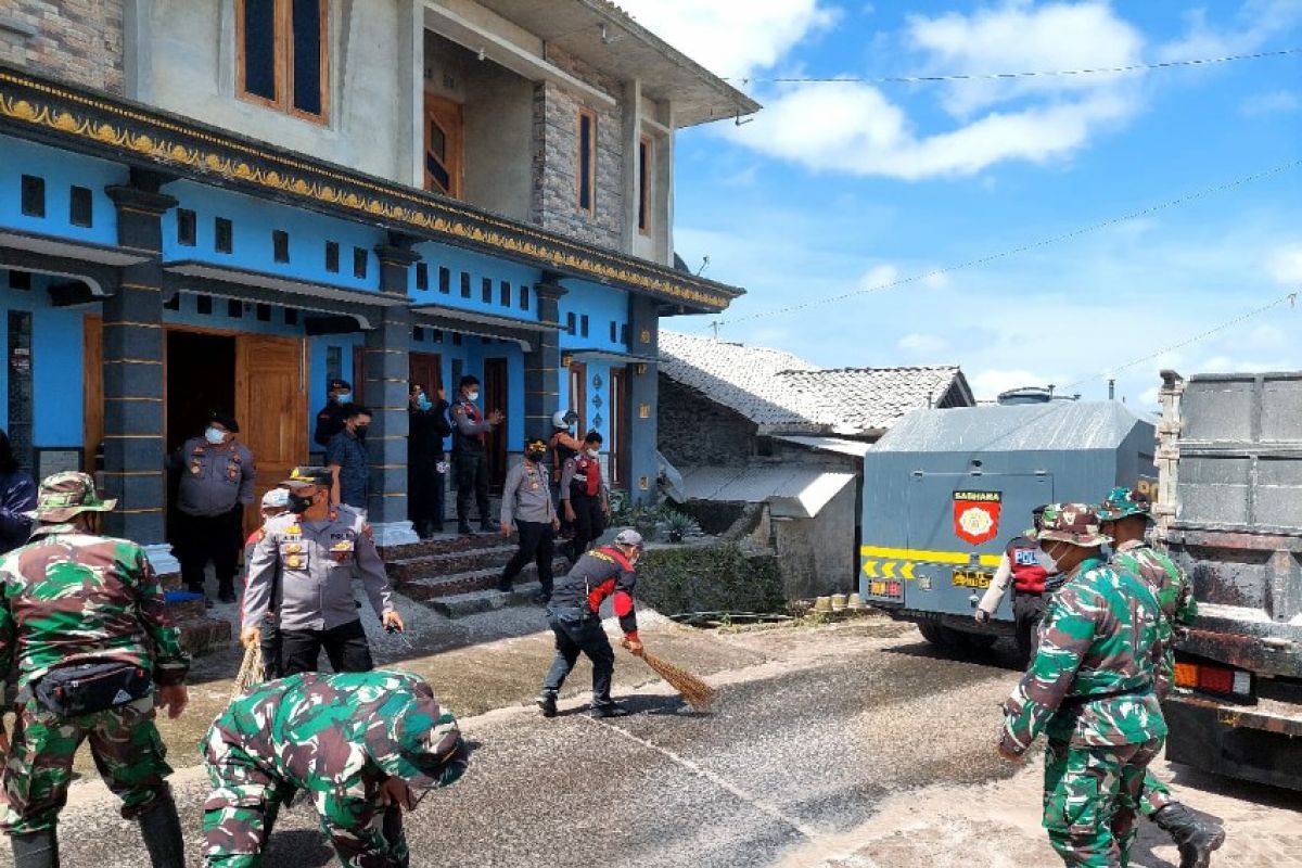 Polisi bantu bersihkan jalan dampak abu vulkanik pasca erupsi Merapi