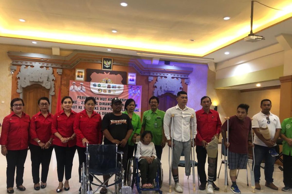 Disabilitas di Denpasar dapat alat bantu dan sembako total Rp45,8 juta