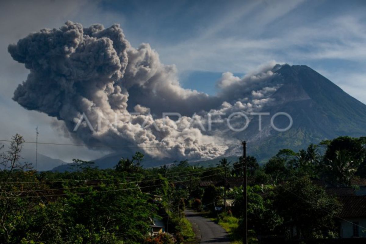 Gunung Merapi kembali luncurkan awan panas guguran ke arah barat daya Minggu pagi