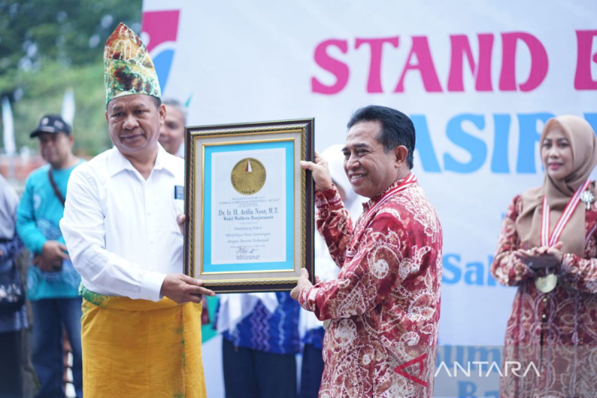 Jelujur Massal Kain Sasirangan di Banjarmasin pecahkan rekor dunia