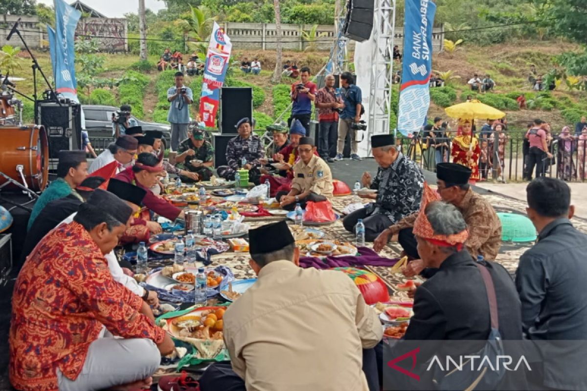 Pemkab Bangka Barat ajak warga lestarikan tradisi Perang Ketupat