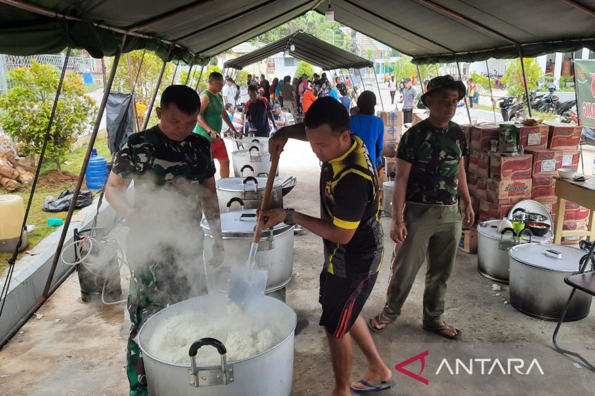 Dapur Umum TNI layani 1.100 relawan bencana tanah longsor di Serasan