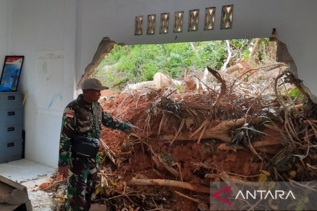 Kantor Pos TNI AL Pulau Serasan rusak akibat longsor