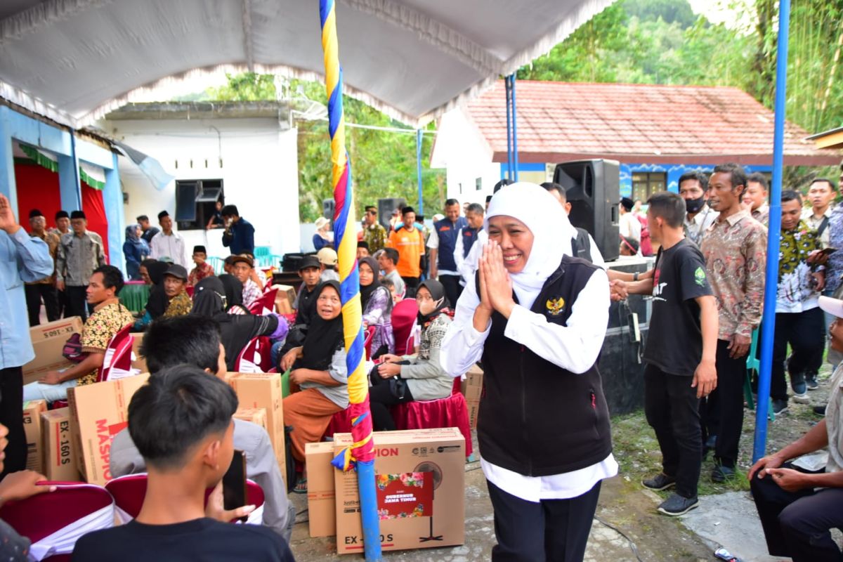 Gubernur Jatim serahkan bantuan korban tanah longsor di Ponorogo