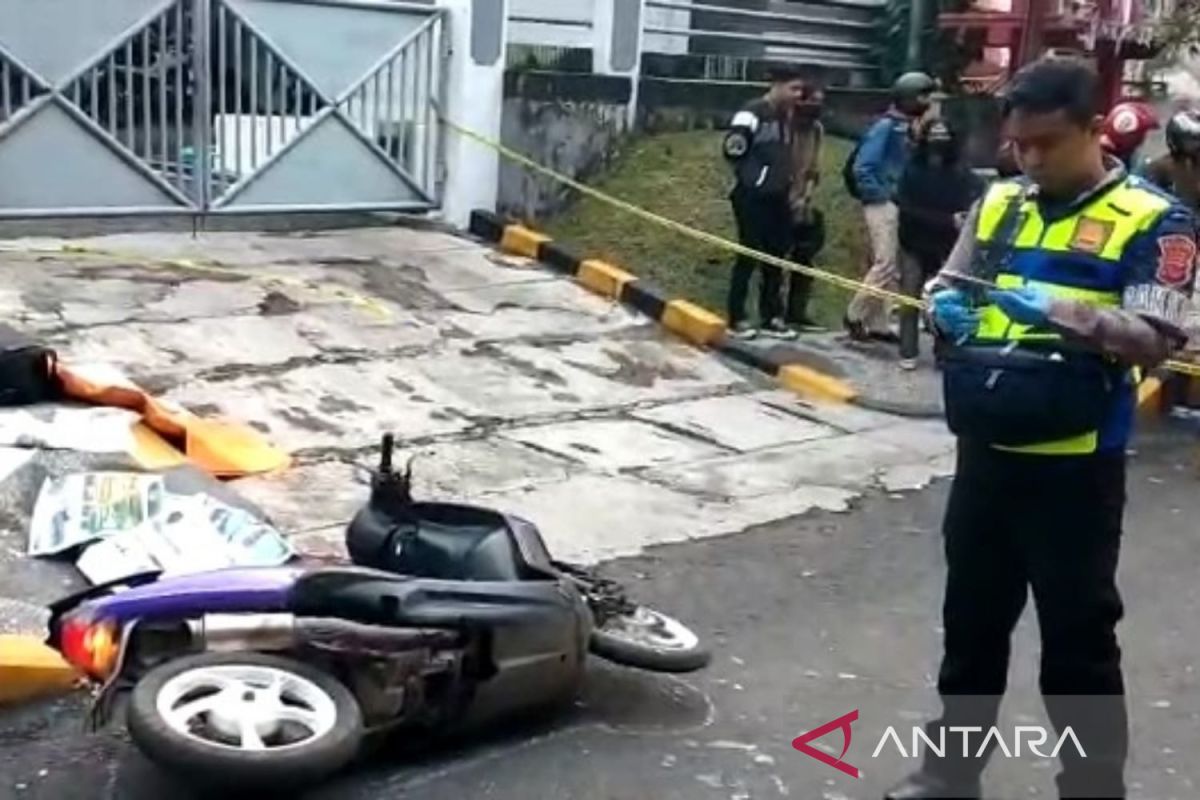 Polisi olah TKP penyebab pengendara tewas hantam gerobak pedagang gorengan di Cianjur