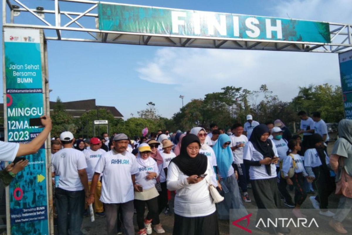 Ribuan peserta meriahkan jalan sehat bersama BUMN di Kota Kendari