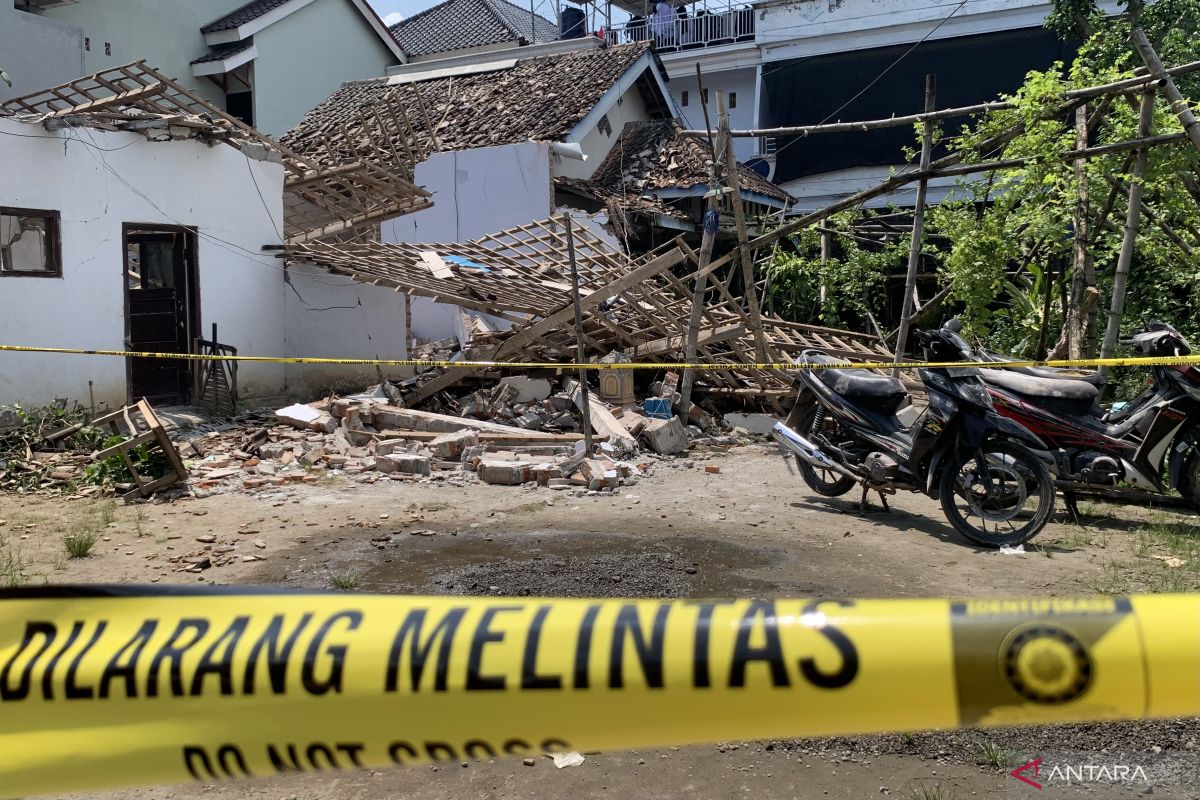 Polisi olah TKP lokasi ledakan bahan baku petasan di Kasembon