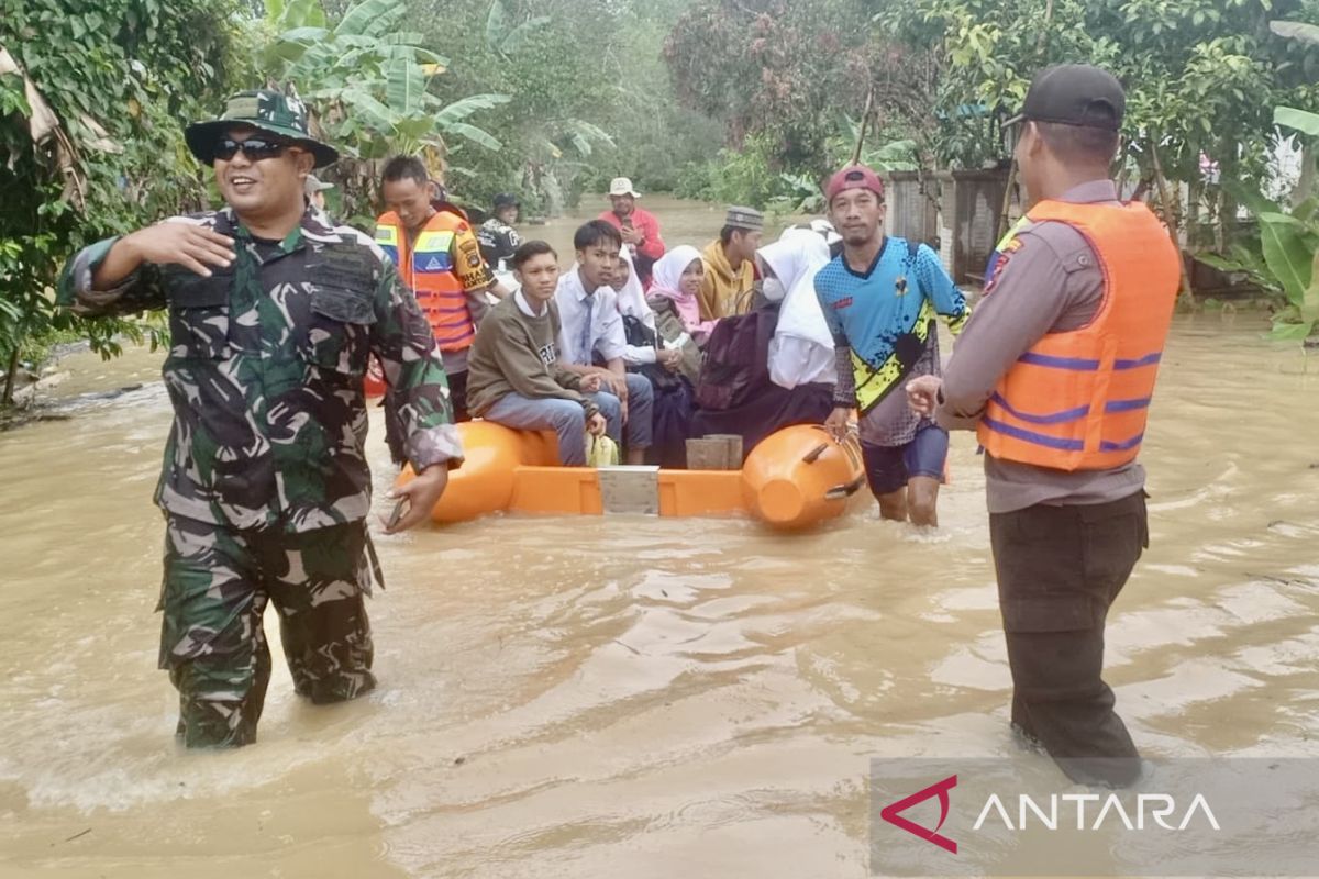 TNI/Polri dan relawan bantu pelajar terjang banjir di Balangan