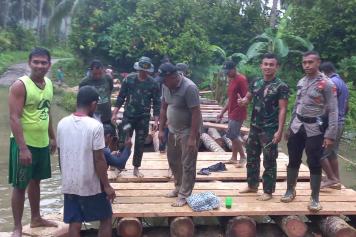 TNI-Polri bantu warga bangun jembatan darurat di Sungai Bursel