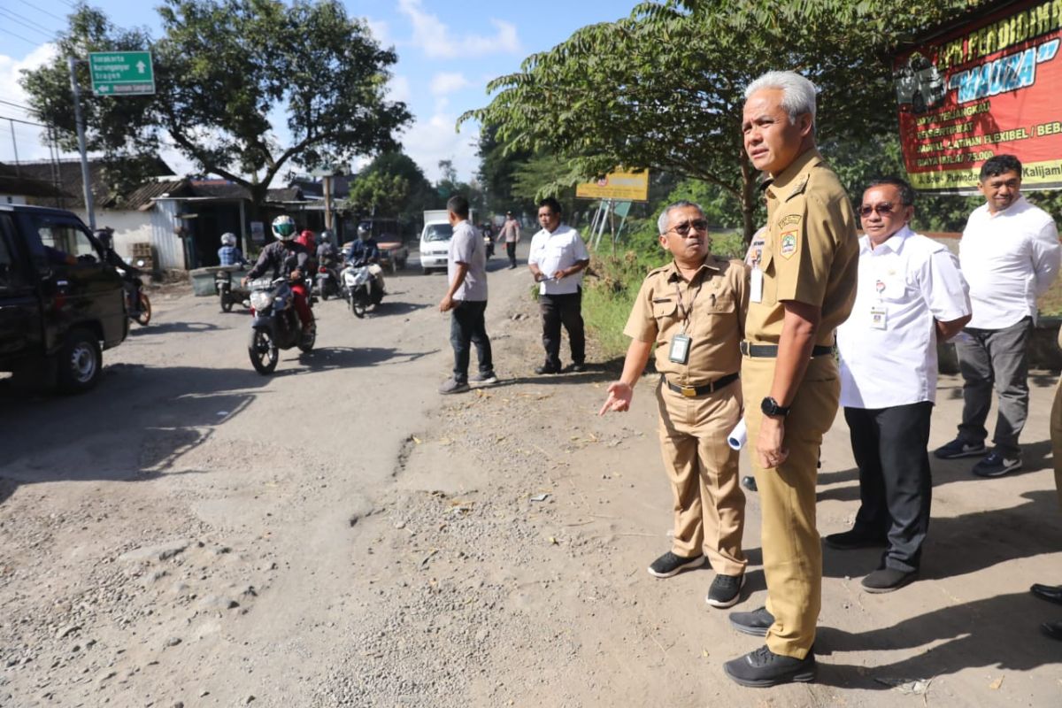 Ganjar pastikan perbaikan jalan rusak selesai sebelum Lebaran