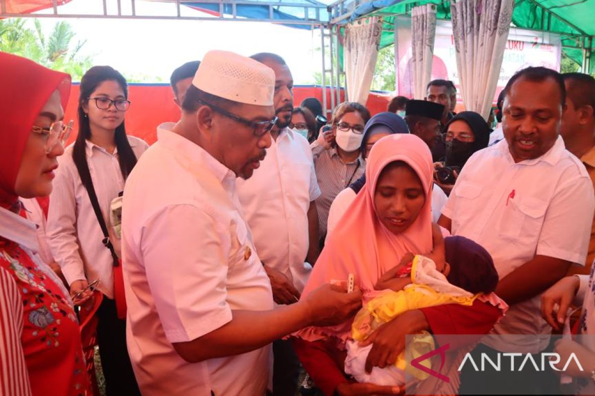 Gubernur Maluku  serahkan bantuan sosial dan kesehatan di Seram