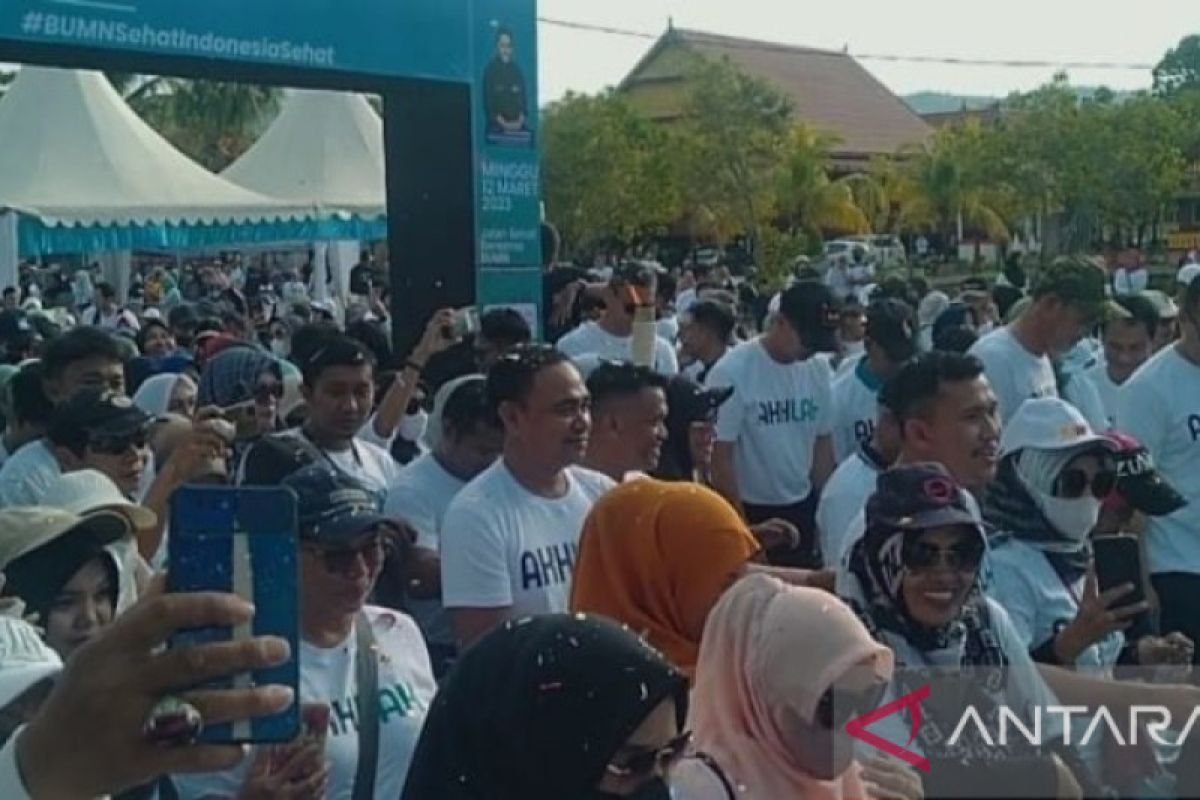 Ribuan warga Kolaka ikuti jalan sehat BUMN